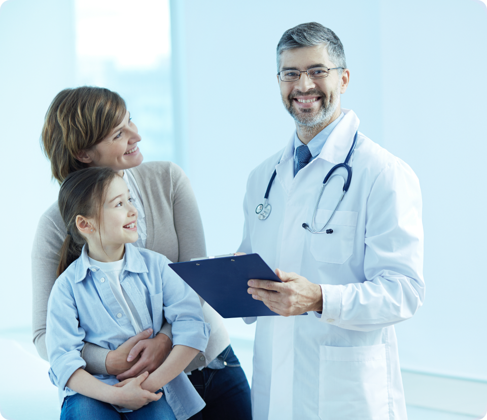 Doutor sorrindo segurando prancheta com pacientes